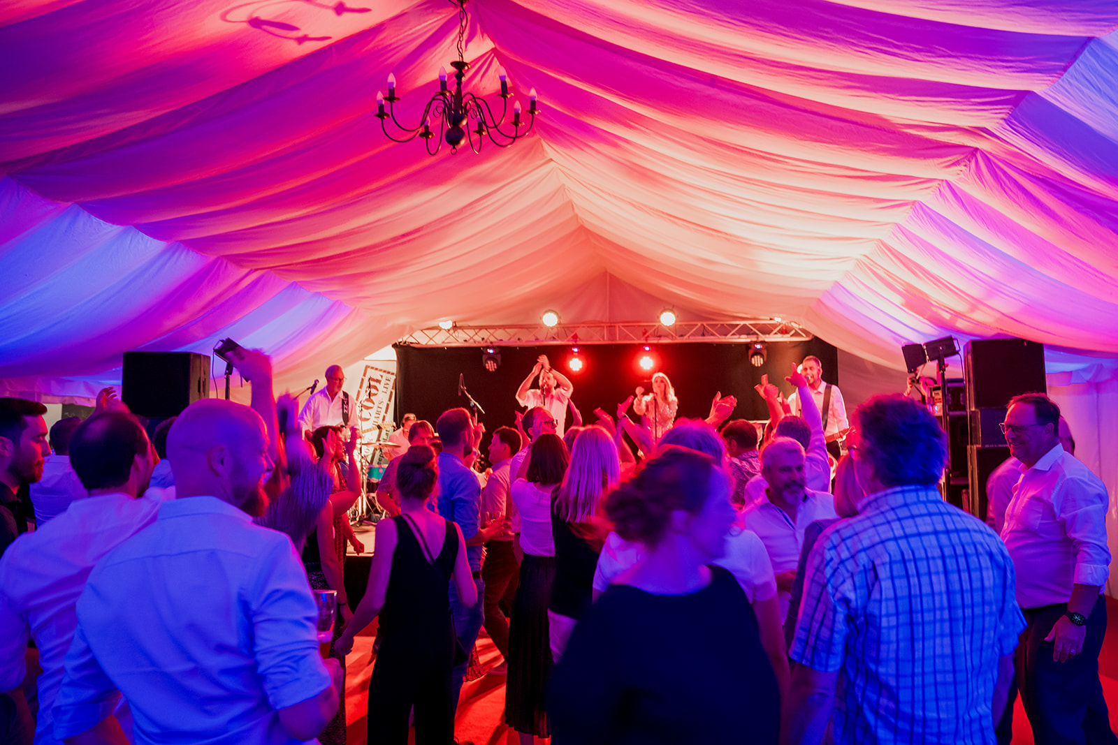 Appia-Mitarbeiter tanzen beim Firmenjubiläum 