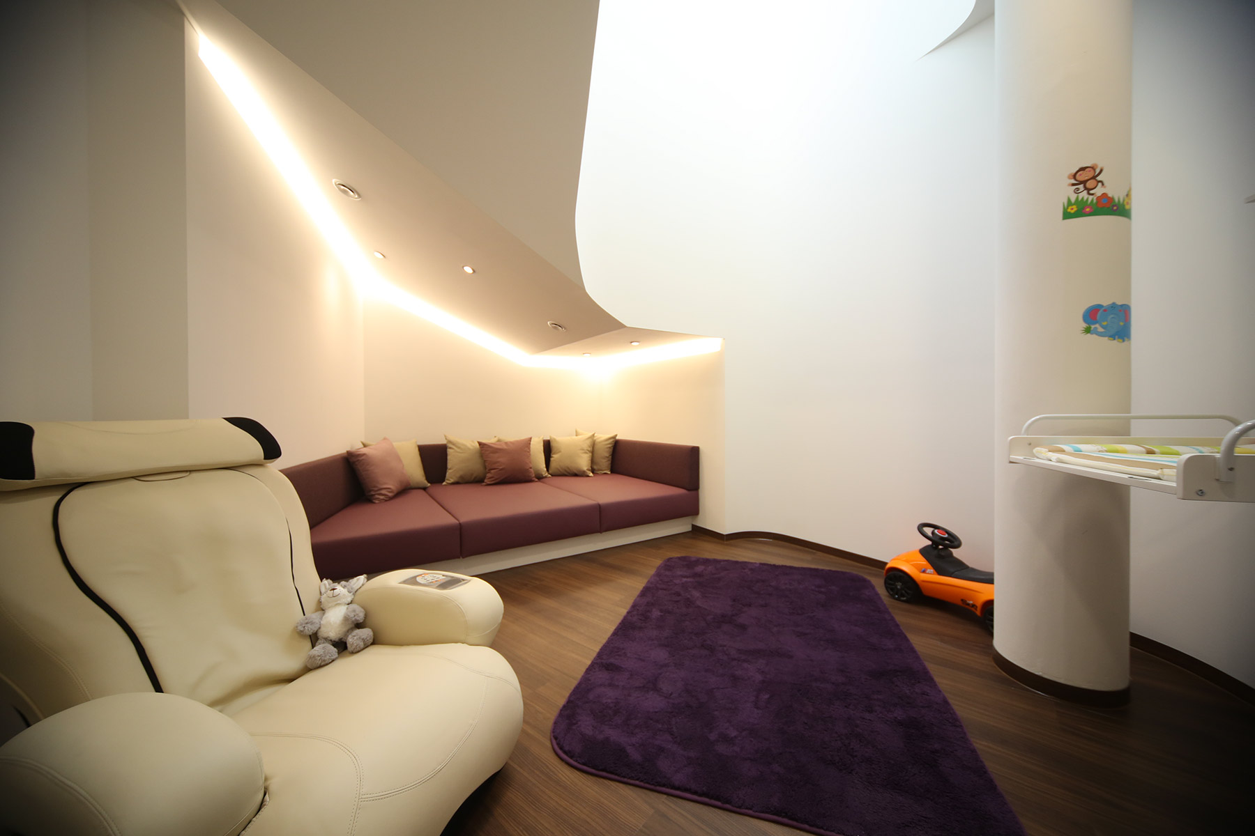 Aufenthaltsraum mit Sofa und Wickeltisch