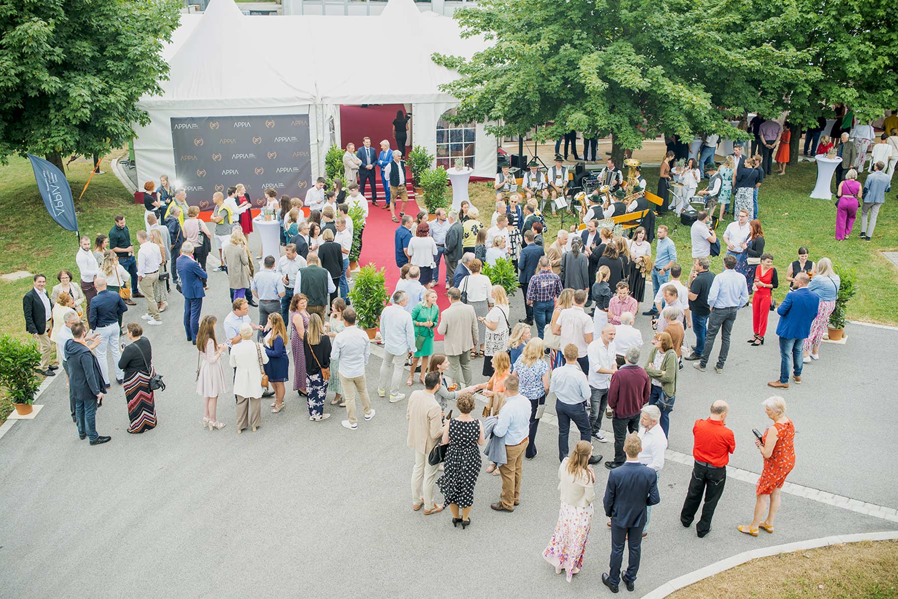 Get Together vor dem Festzelt in Peterskirchen