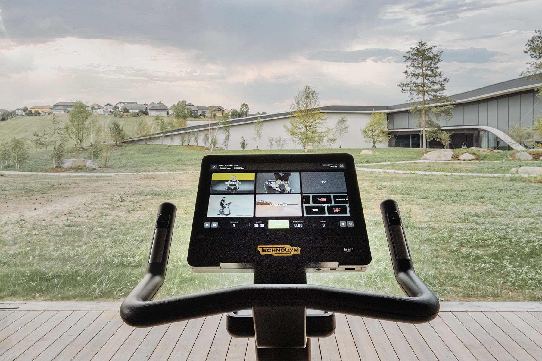 Fitnessangebot mit Blick ins Gr&uuml;ne im Loxone Hotel