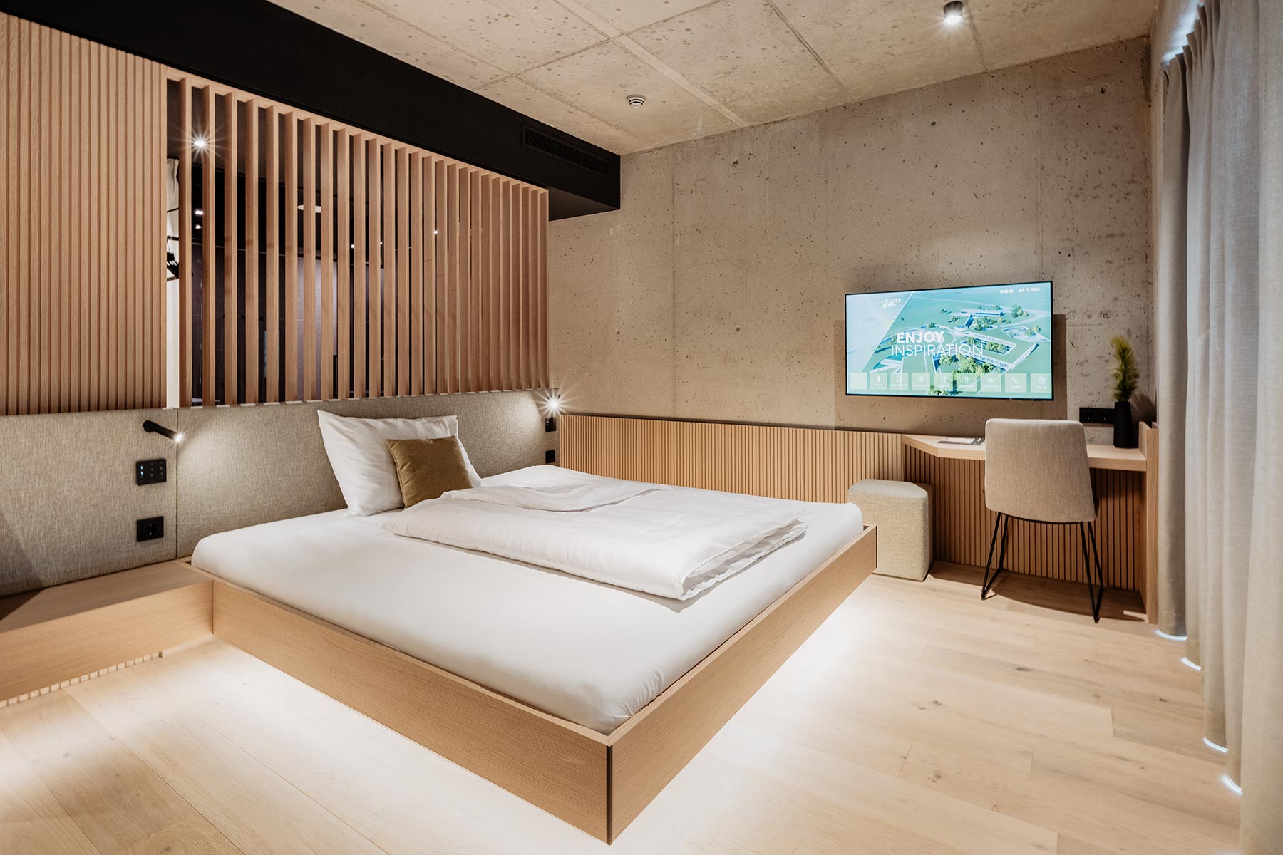 Hotelbett mit schwebender Optik