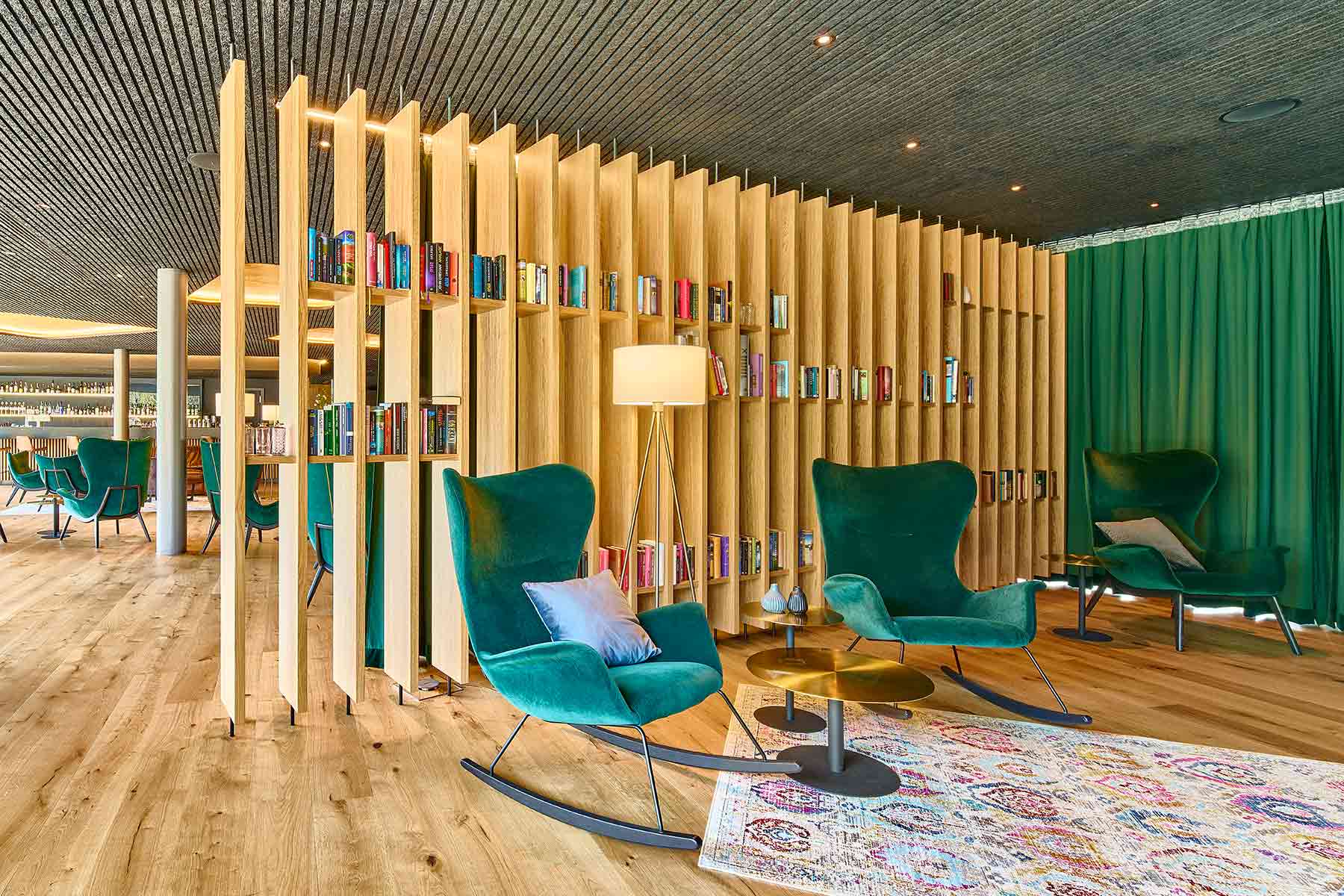 Gemuetliche Sitzecke mit Schaukelstuhl im Thermenhotel