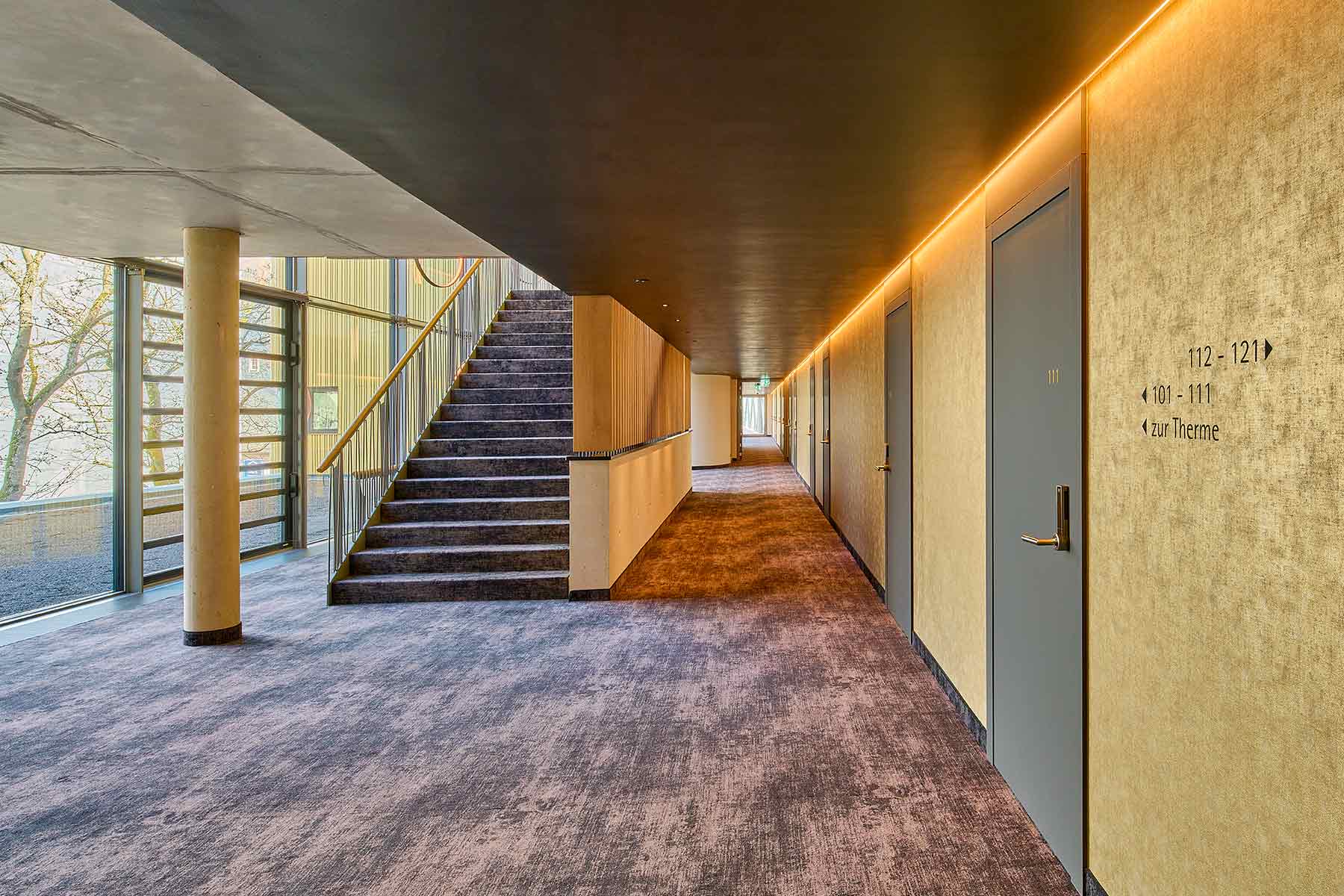 Treppenhaus und Zimmerbeschilderung in Bad Ems