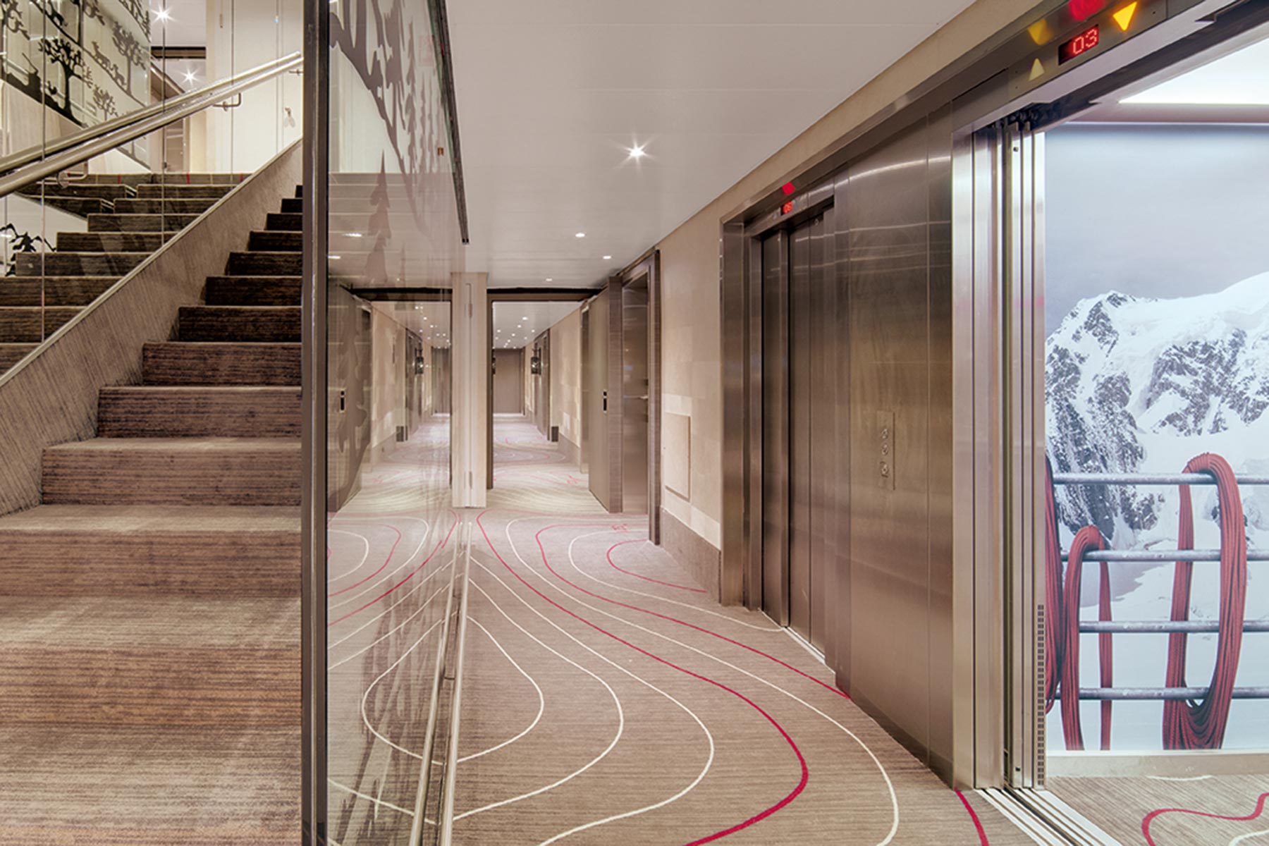 Hotelgang und Treppenhaus in Lausanne