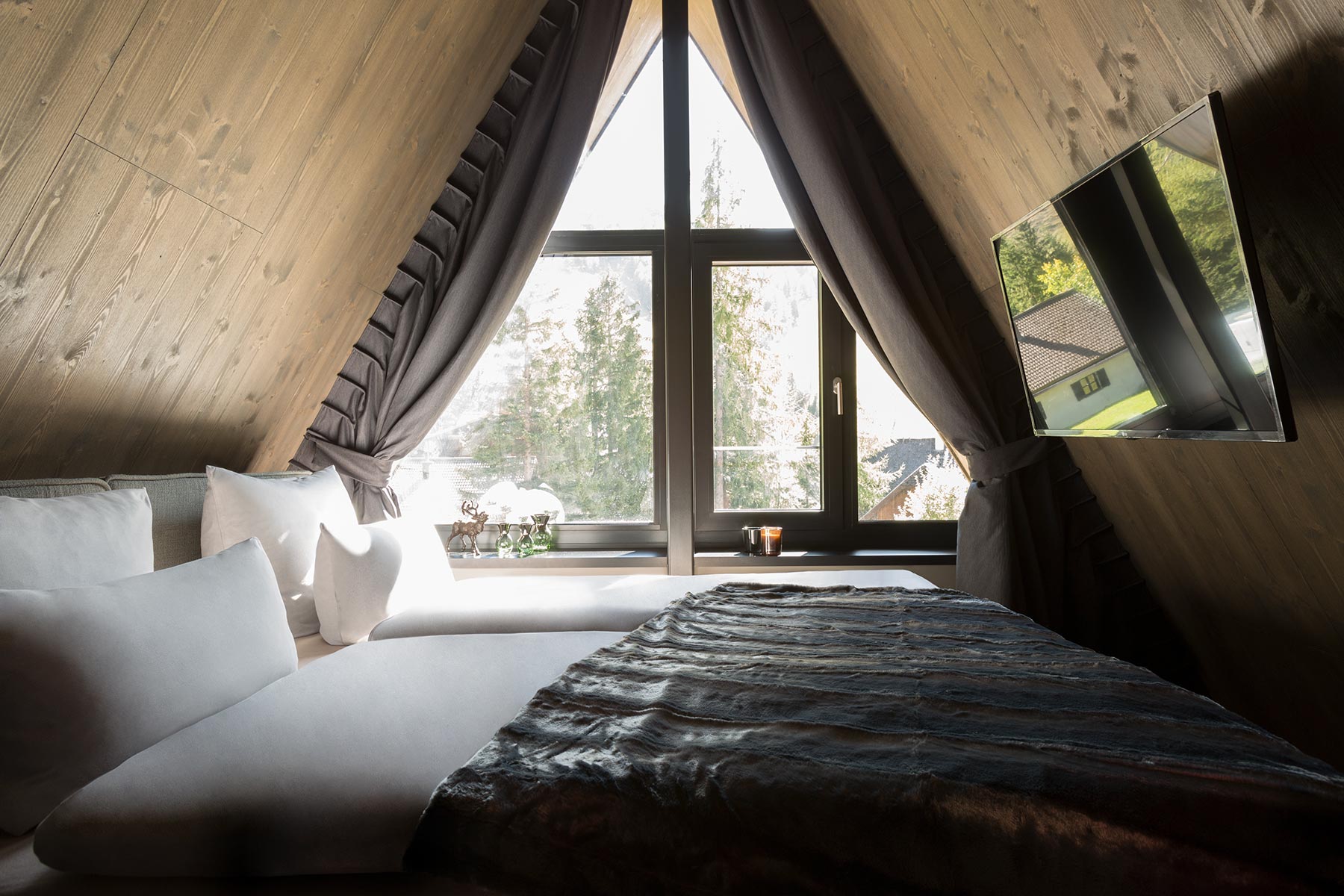 Schlafzimmer im Spitzboden des Chalets