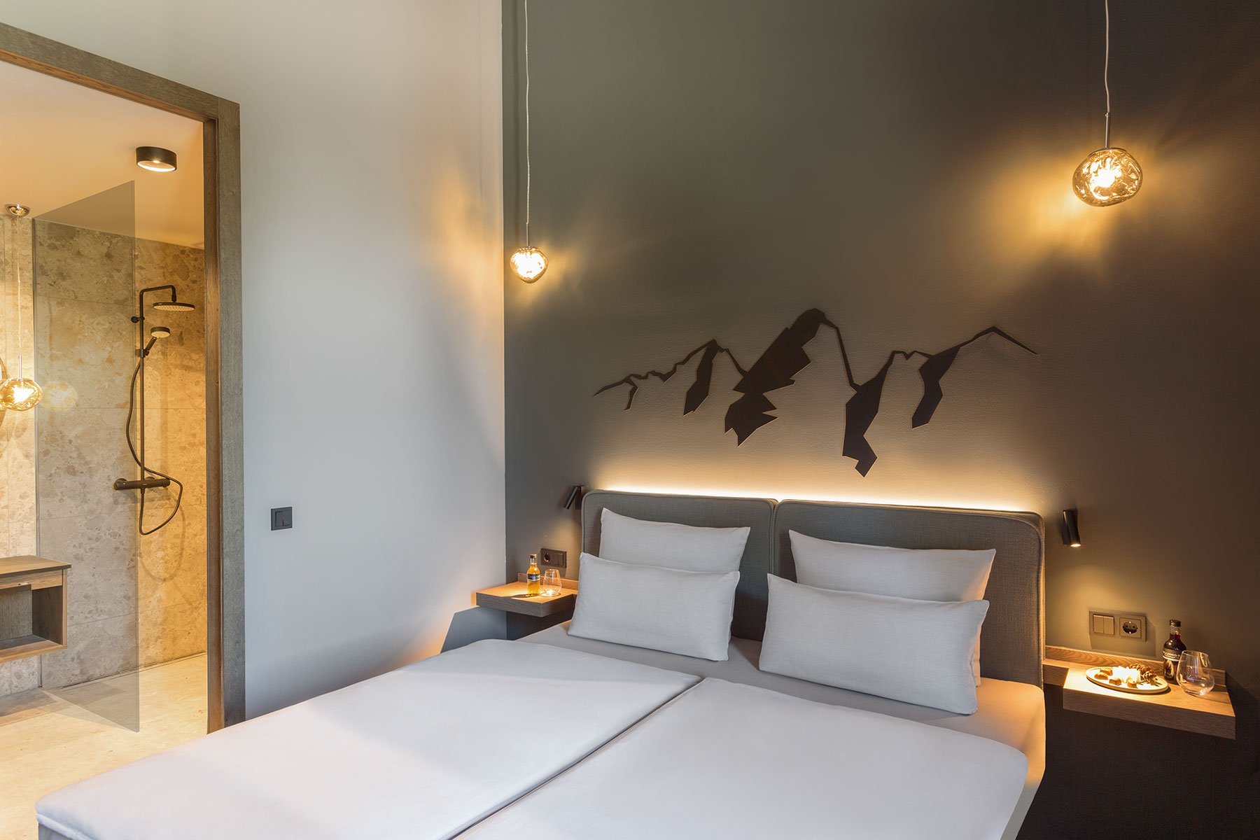 Hotelzimmer mit Doppelbett und Bad im Triforet