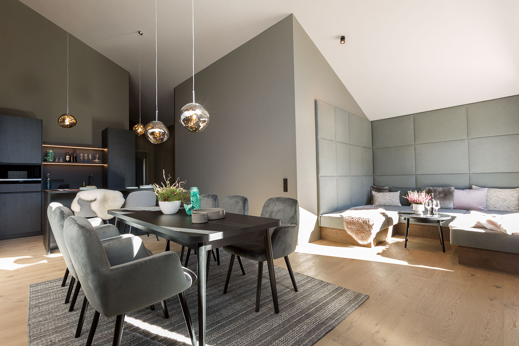 Triforet Lodge mit Couch, Esszimmer und K&uuml;chenzeile