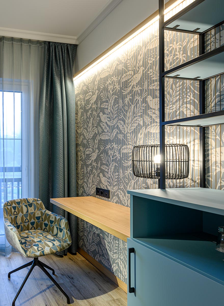 Hoteleinrichtung mit Schreibtisch und Regal