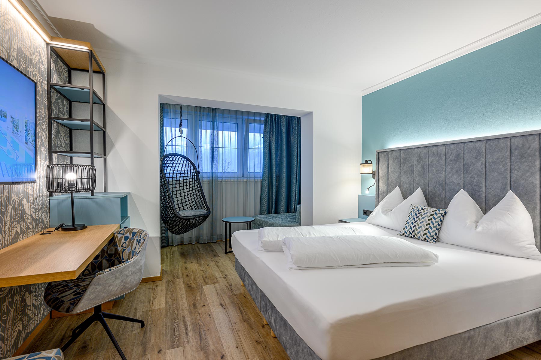 Hotel-Zimmer-Einrichtung mit H&auml;ngesessel