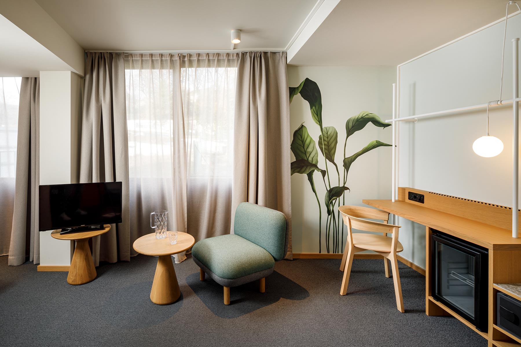 Hotelausstattung mit Schreibtisch und Minibar