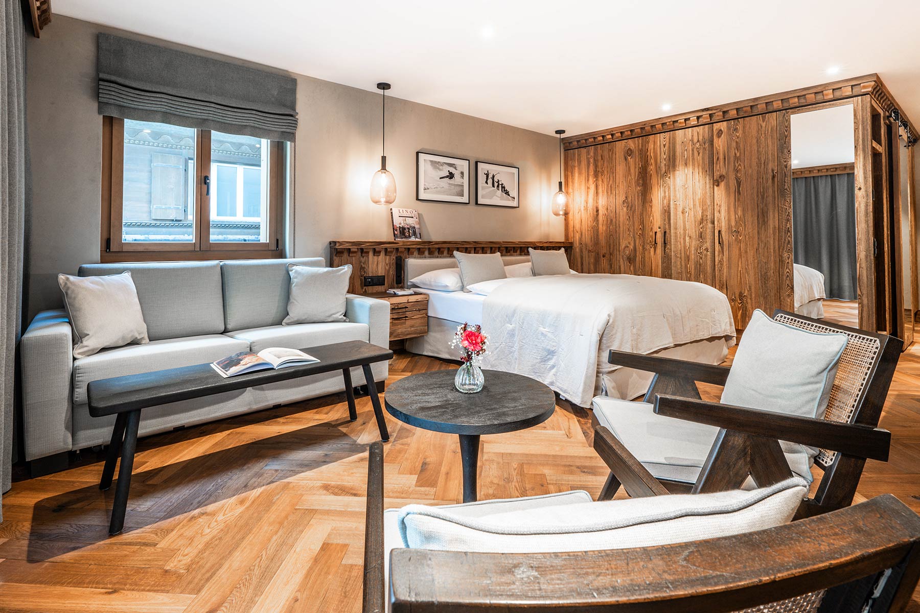 Hotel-Innenausbau mit Altholz