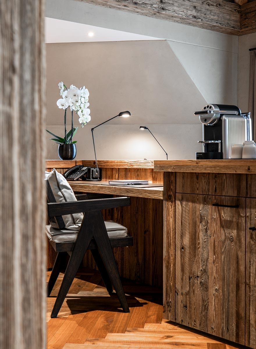 Hoteleinrichtung mit Schreibtisch aus Altholz
