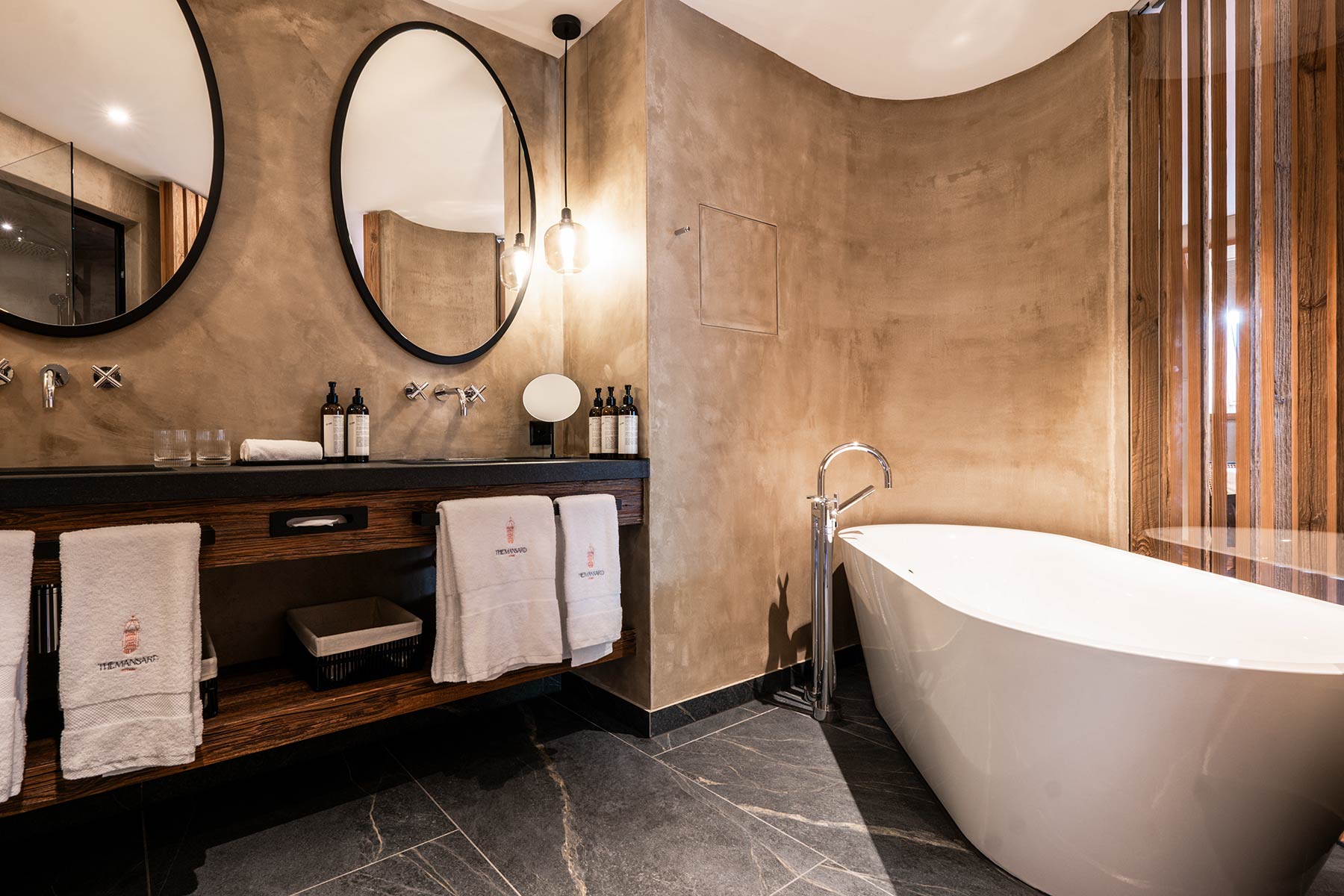 The Mansard Suite mit freistehender Badewanne und Altholz-Waschtisch