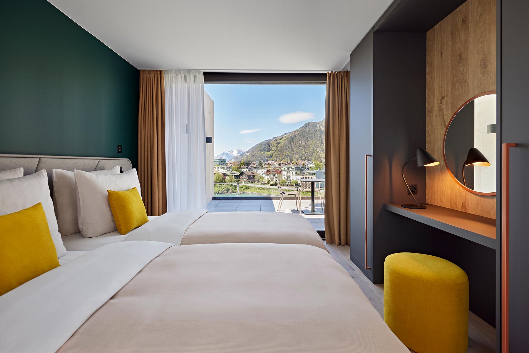 Doppelbett, Schminktisch und Einbauschrank im Dorint Hotel Interlaken