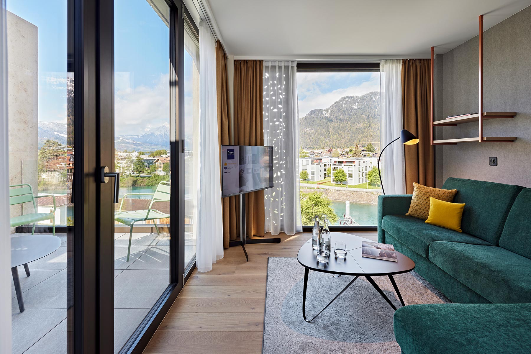 Wohnbereich in der Junior Suite mit Sofa und TV