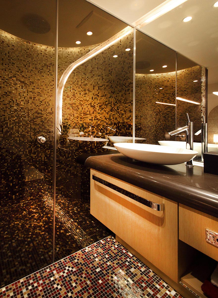 Hotelbad mit Waschtisch und Dusche im Hotel Neues Tor Bad Wimpfen