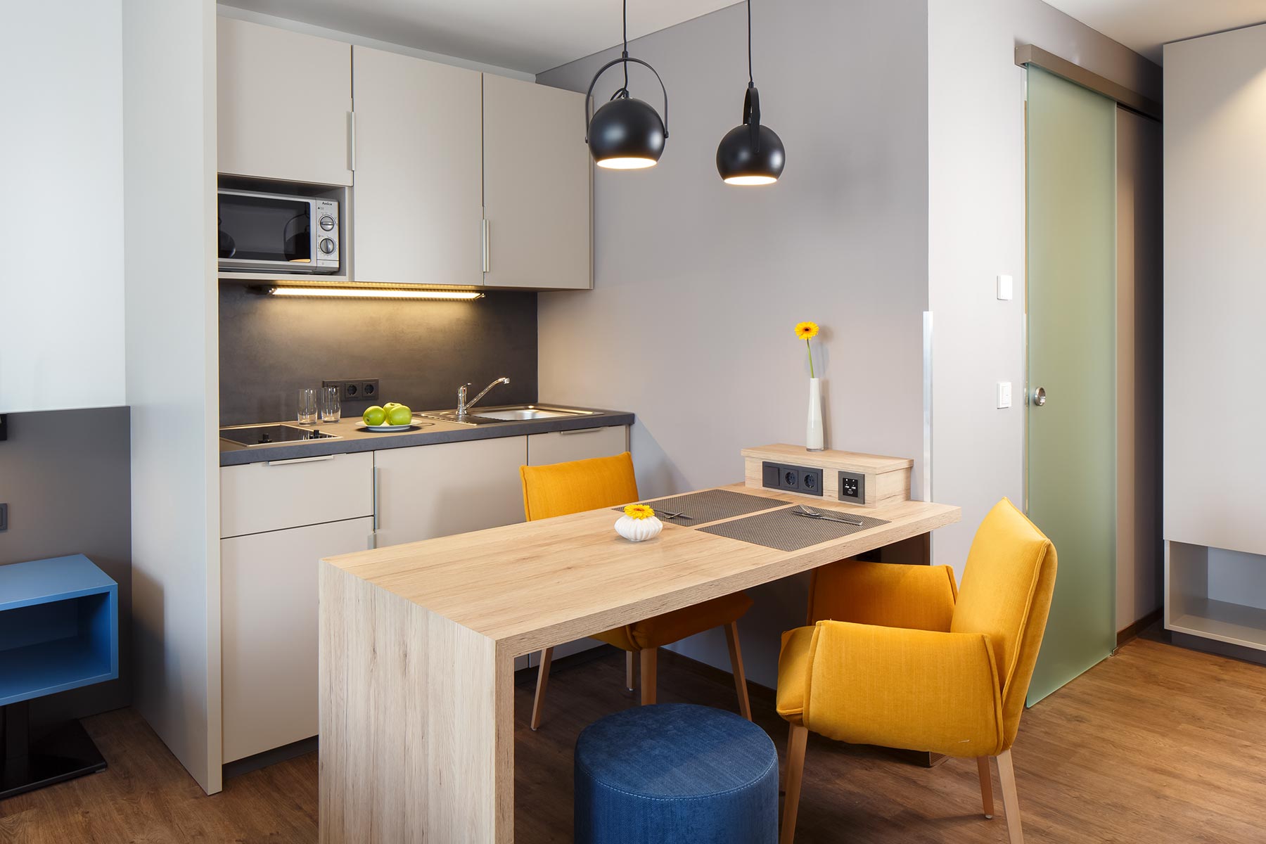 Kitchenette und Tisch im Serviced Apartment