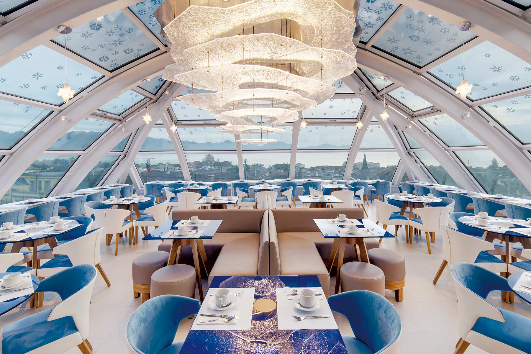 Moderne Dachterrasse des Hotels Agora Swissnight in Lausanne, mit Blick auf die Stadt, stilvollen Loungemöbeln und einer einladenden Atmosphäre für Gäste