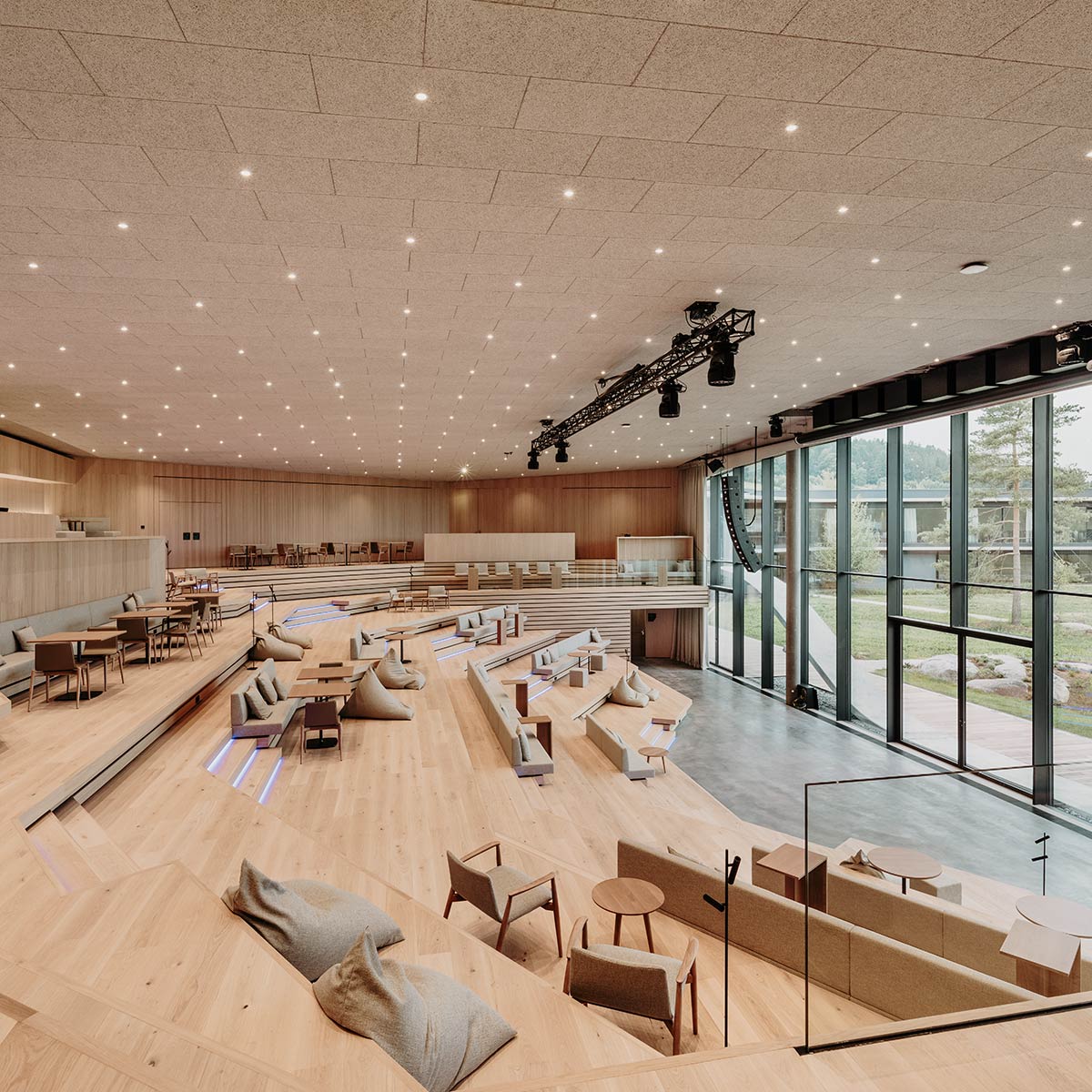 Arbeitswelten komplex planen und gestalten mit Appia Contract. Bild bei Loxone