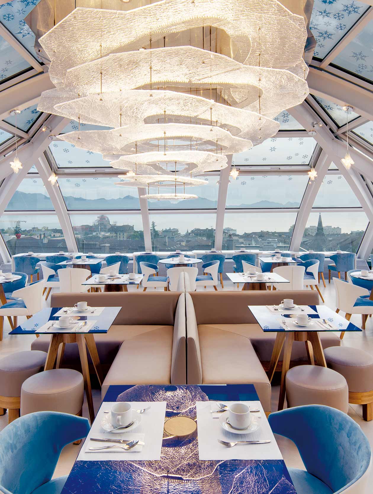 Moderne Dachterrasse des Hotels Agora Swissnight in Lausanne, mit Blick auf die Stadt, stilvollen Loungem&ouml;beln und einer einladenden Atmosph&auml;re f&uuml;r G&auml;ste