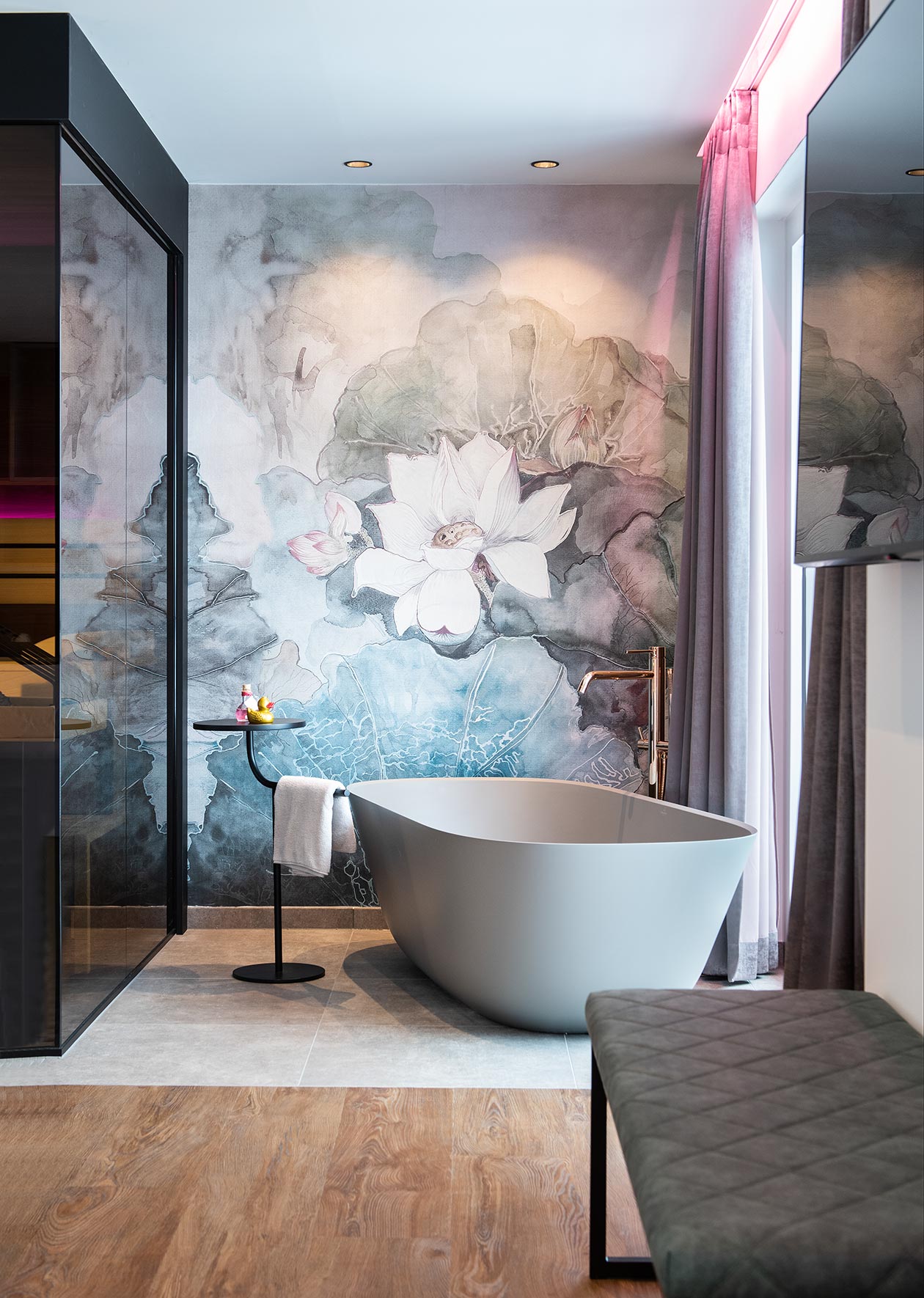 Freistehende Badewanne mit Blumenfototapete im Zillertal