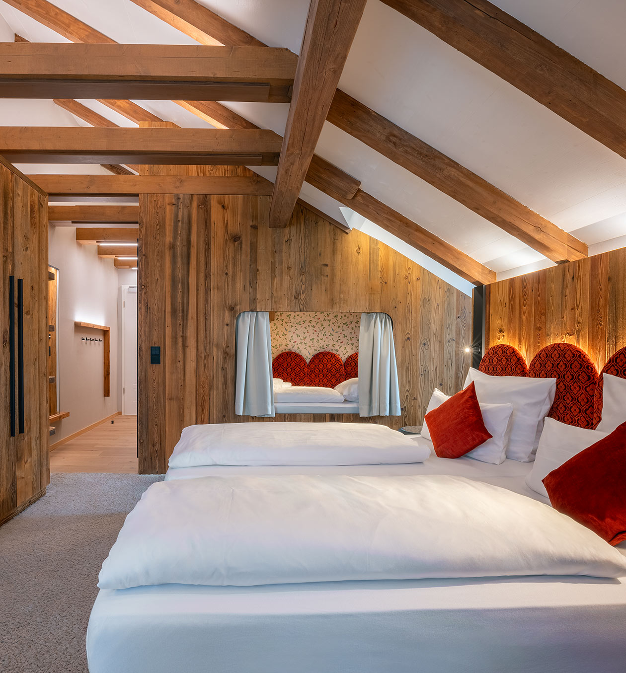 Familienzimmer mit Doppelbett und Schlafkoje