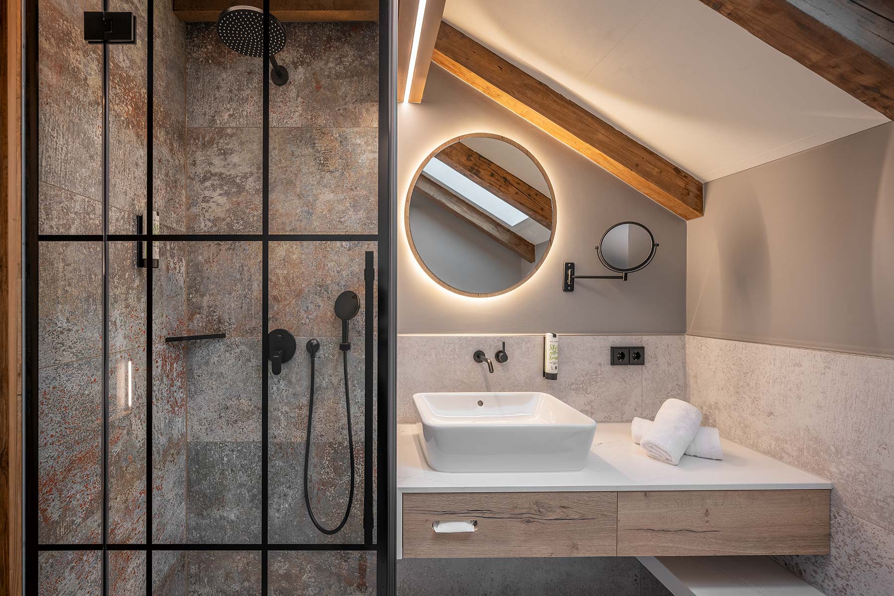 modernes Hotelbad mit begehbarer Dusche und Einzelwaschtisch