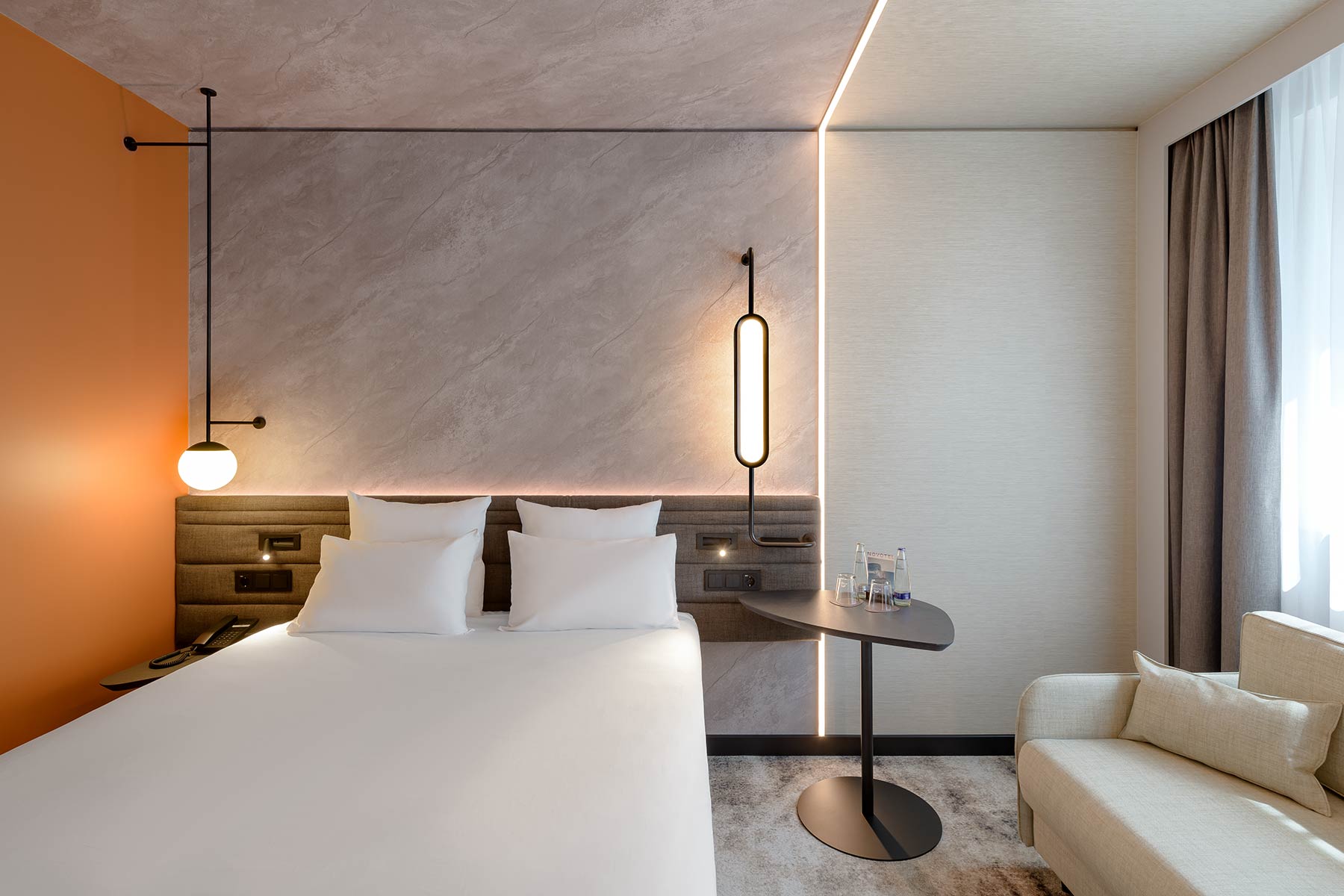 Hotelzimmer Inneneinrichtung mit Doppelbett, Recamiere und Beistelltisch