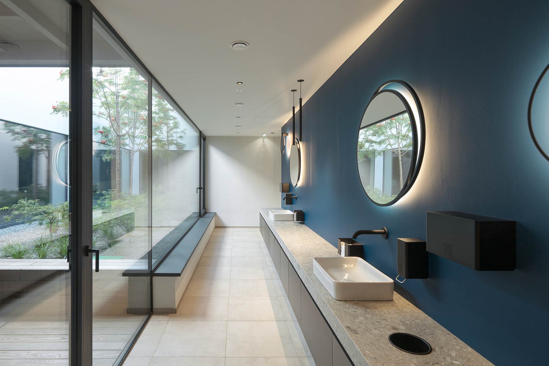 Waschtisch-Anlage mit LED-Spiegel im B&uuml;ro