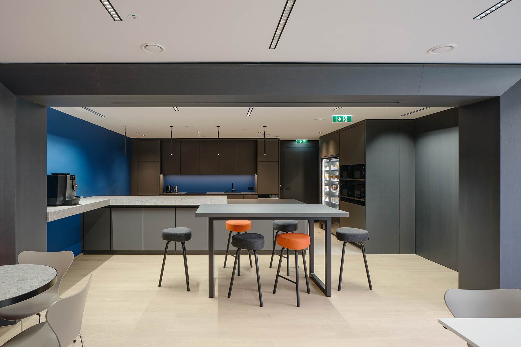 Küche und Meetingraum im Office