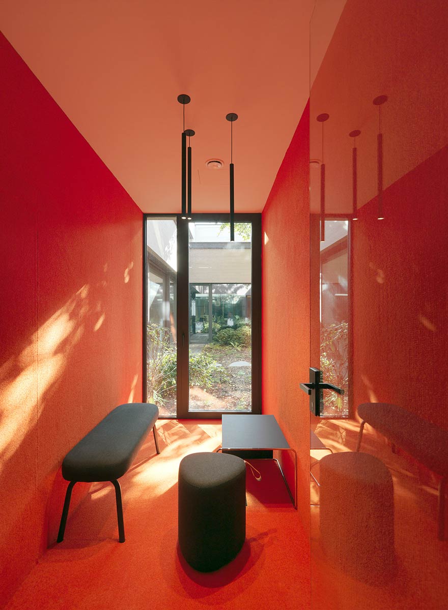 Meetingraum mit roter Farbgestaltung