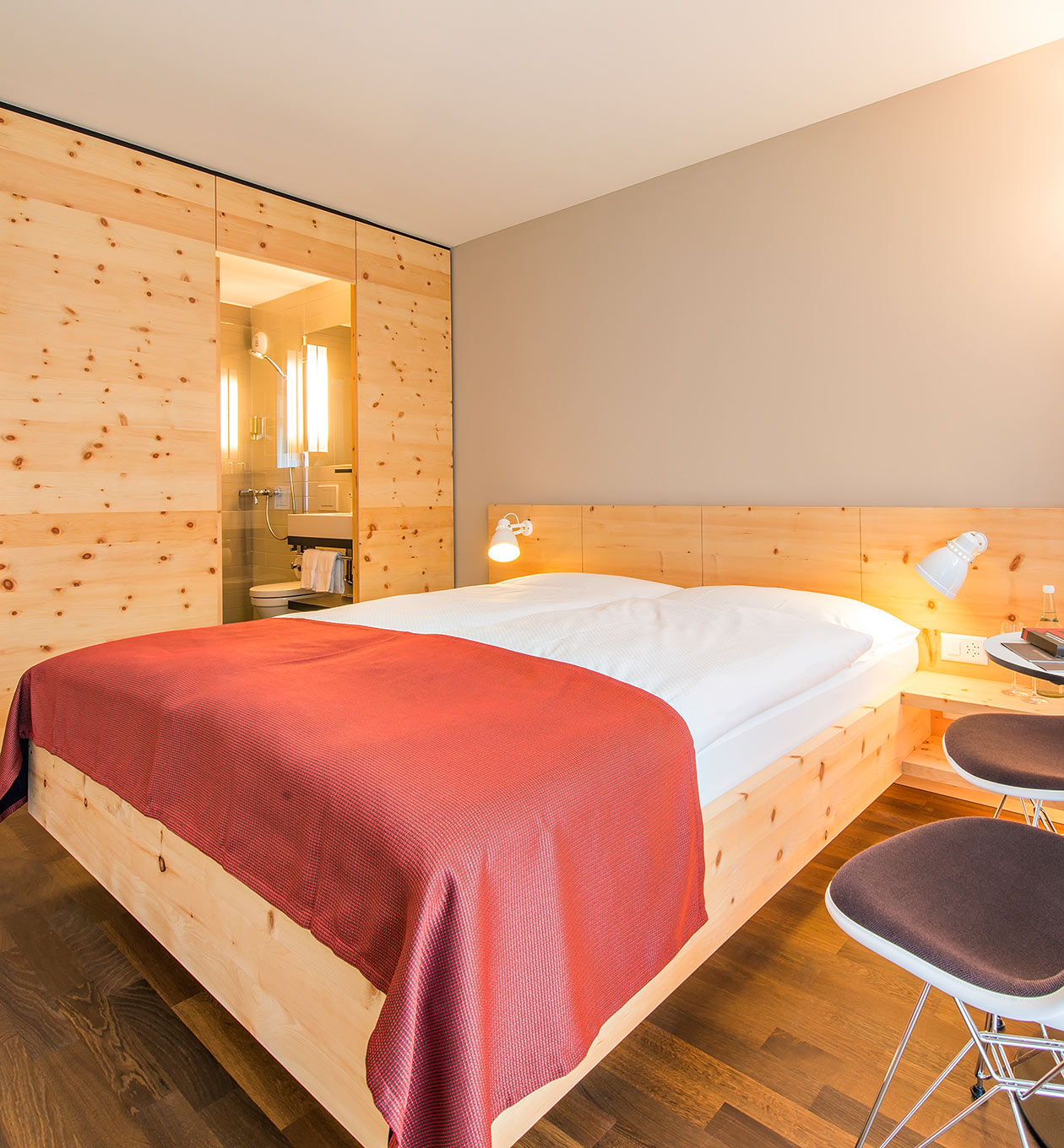 Ansicht Doppelbett im Hotel Schweizerhof in Sils-Maria