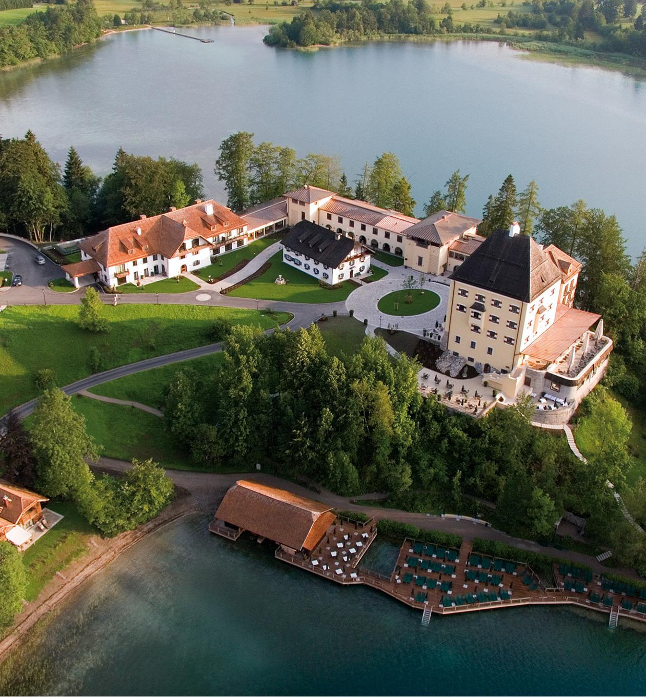 Luftbild von dem Hotel Schloss Fuschl in Salzburg
