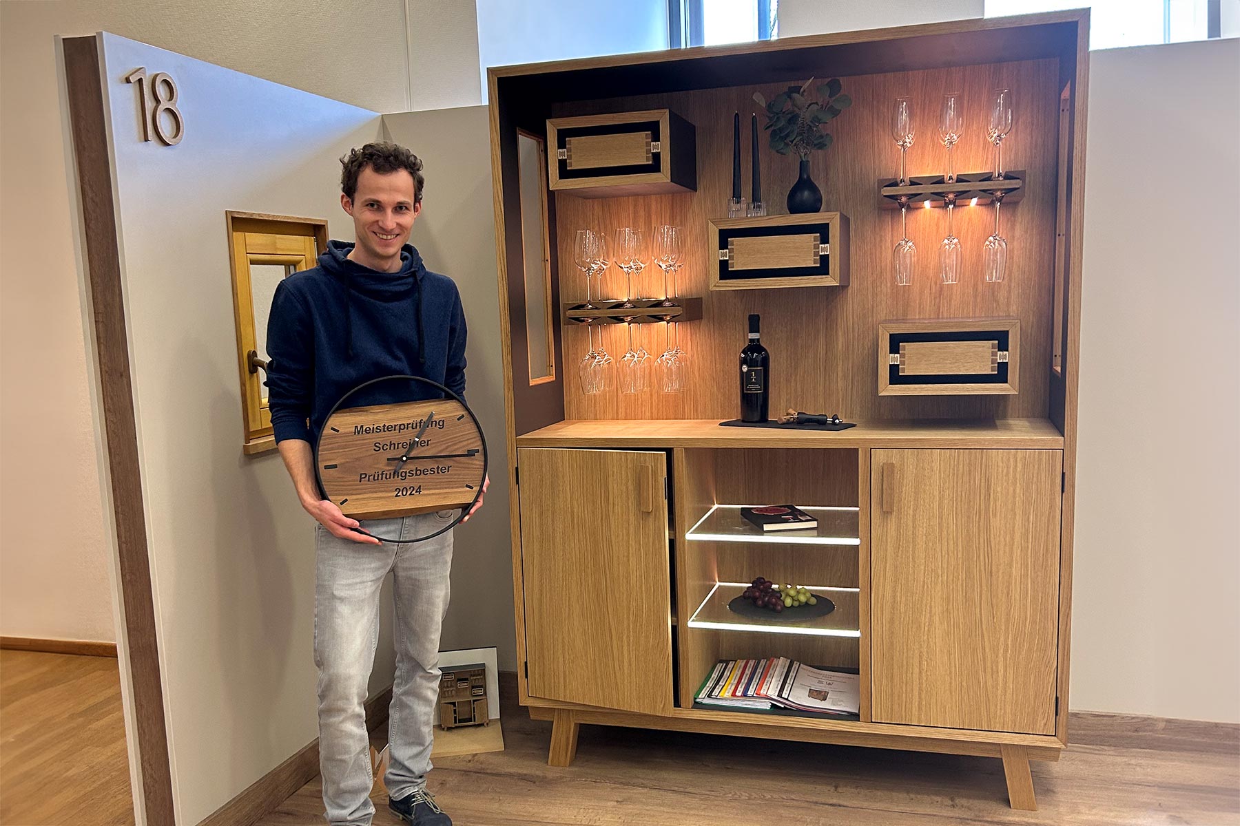 Stefan hat seine Weiterbildung zum Schreinermeister erfolgreich abgeschlossen