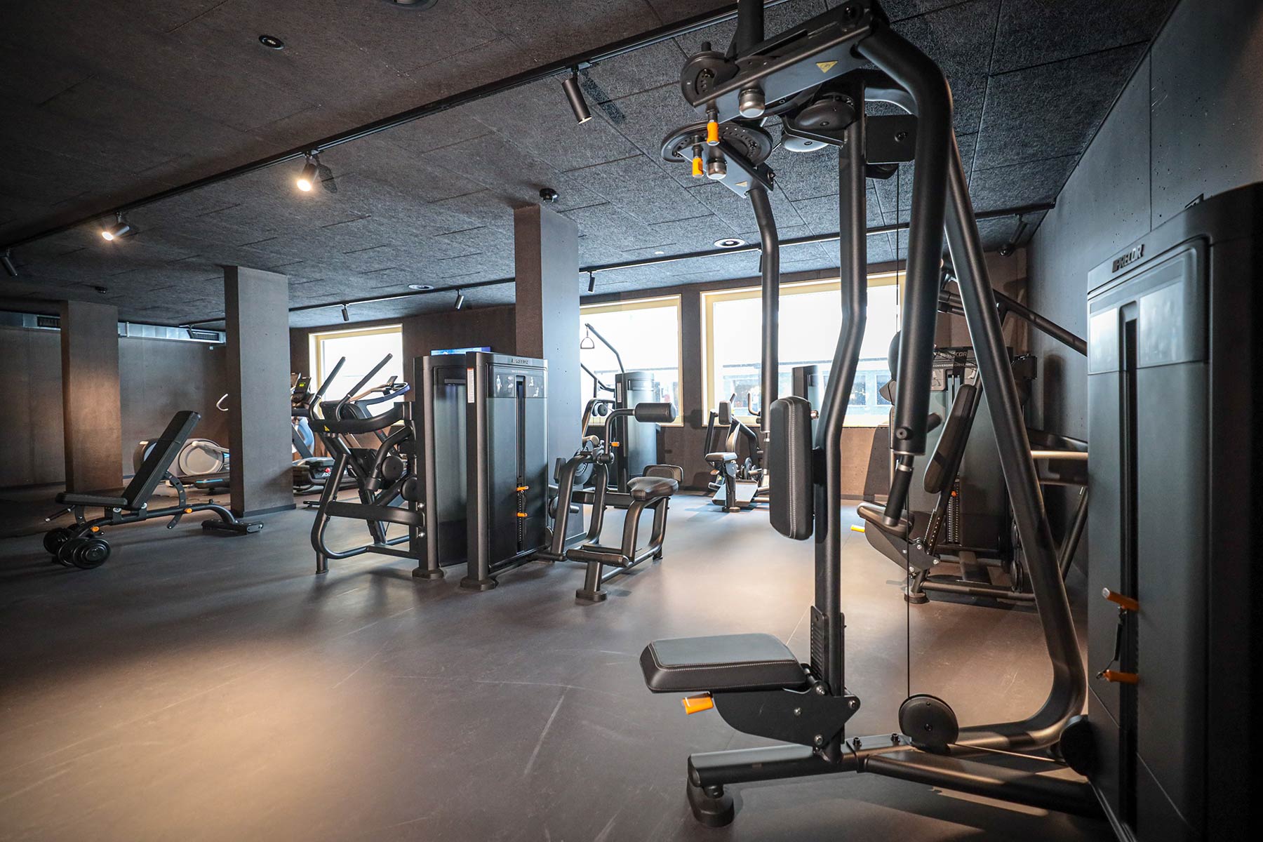 Fitnessstudio mit verschiedenen Ger&auml;ten