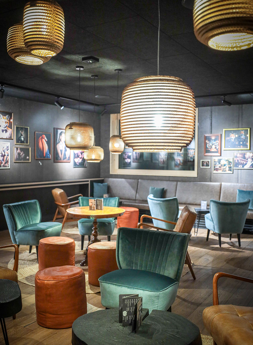 Barbereich mit verschiedenen Sitzm&ouml;glichkeiten