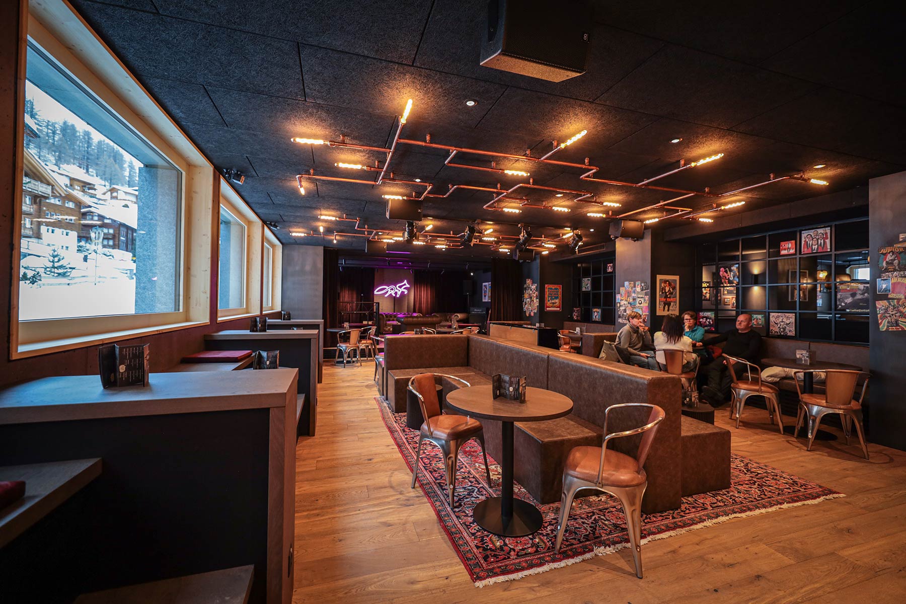 Restaurantbereich, Barbereich- Sitzb&auml;nke