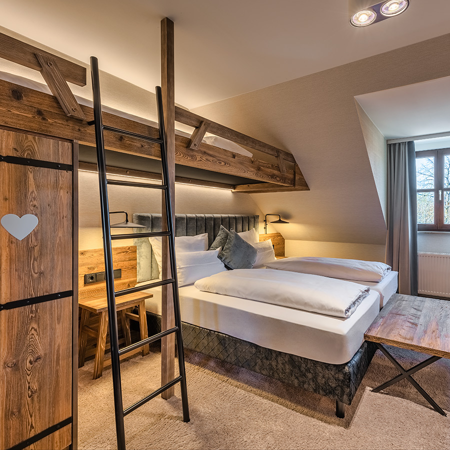 Restaurant mit Vogelk&auml;figlampen