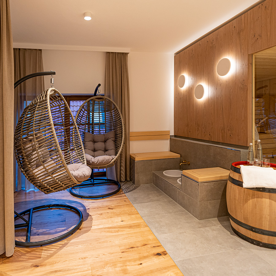 Restaurant mit Vogelk&auml;figlampen