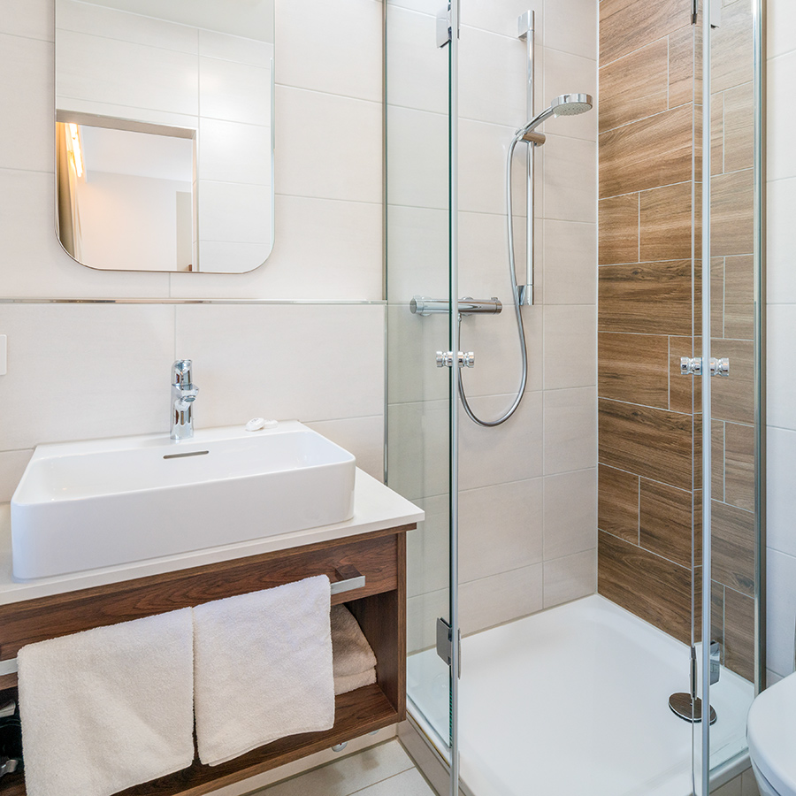 Restaurant mit Vogelk&auml;figlampen