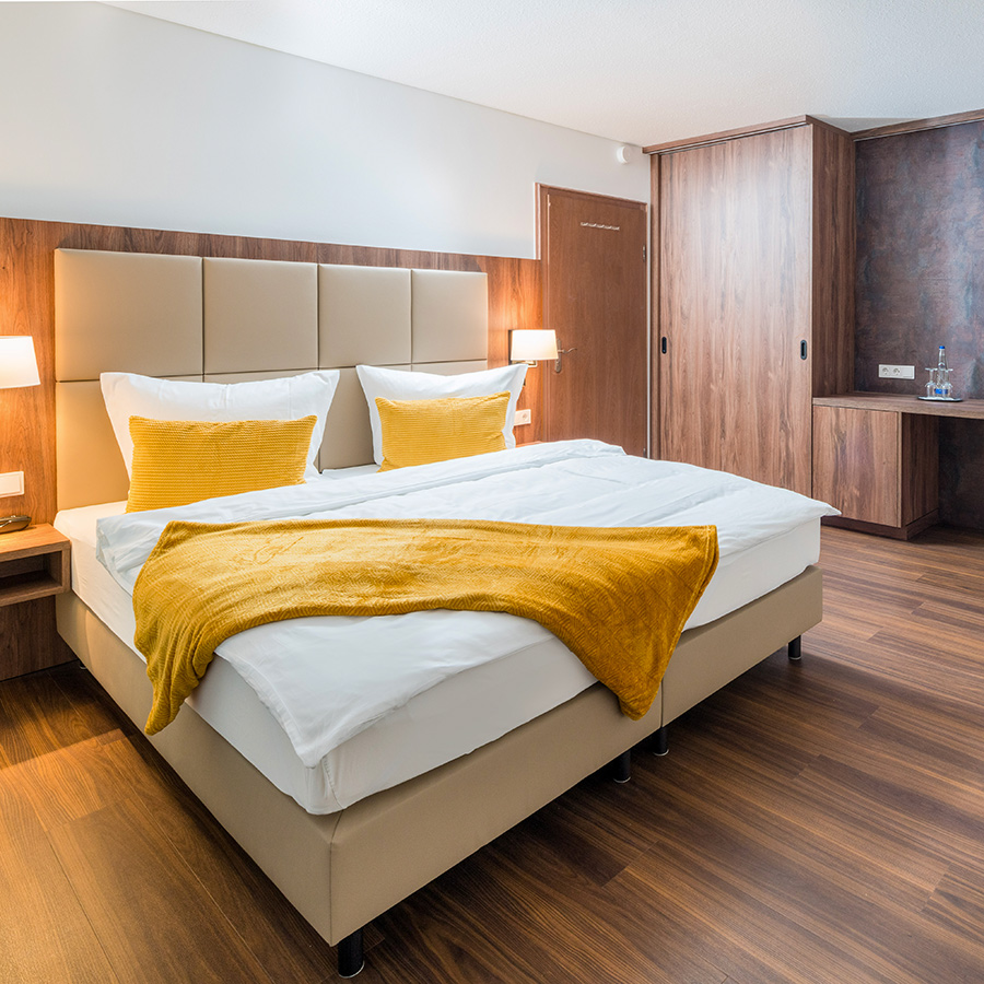 Restaurant mit Vogelk&auml;figlampen