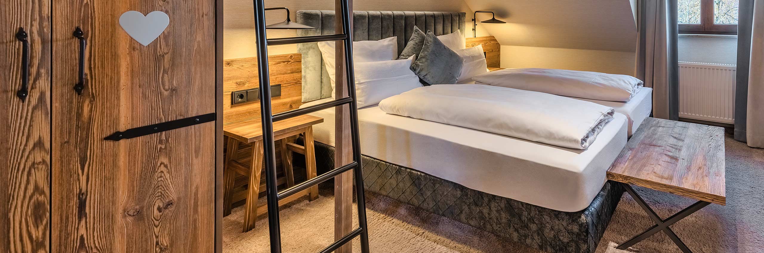 Rustikales Zimmer im Gasthaus Sch&auml;fflerwirt Aschheim mit Holzverkleidung und Heudekoration f&uuml;r gem&uuml;tliche Atmosph&auml;re