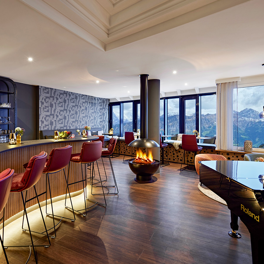 Flügel mit Holzoptik in den vom Tageslicht lichtdurchfluteten Treppenhaus des Hotels The Grand Dolder in Zürich