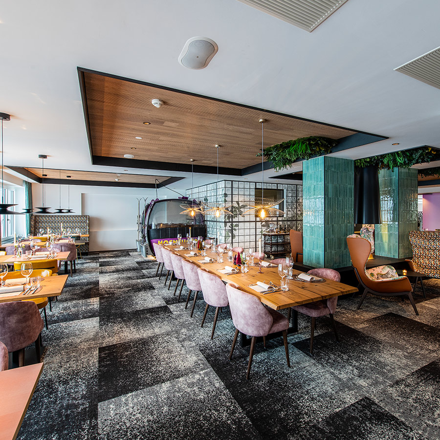 Esstisch mit Stühlen und Leuchte