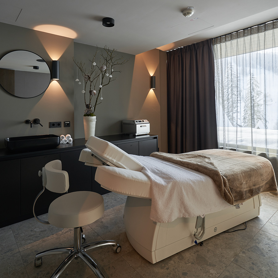 Flügel mit Holzoptik in den vom Tageslicht lichtdurchfluteten Treppenhaus des Hotels The Grand Dolder in Zürich