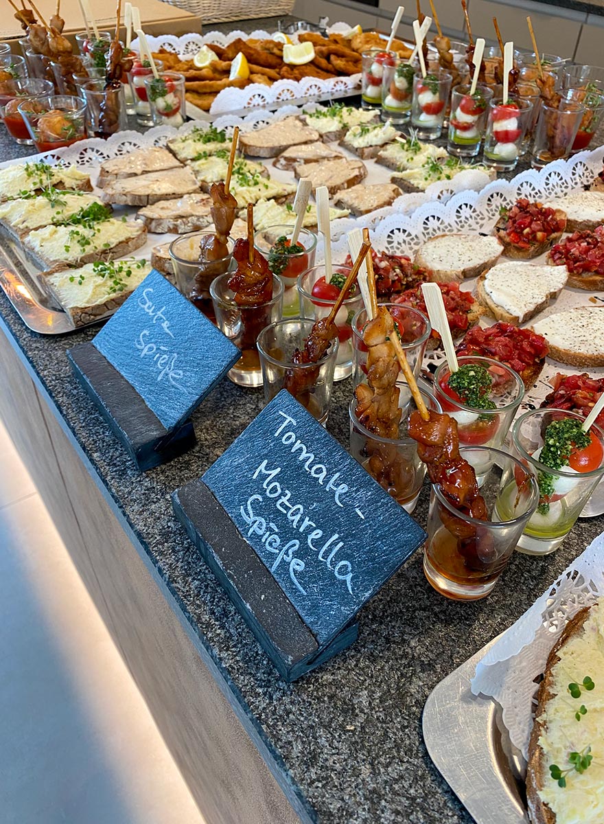 Kleine Häppchen und Pizza von Lombardi