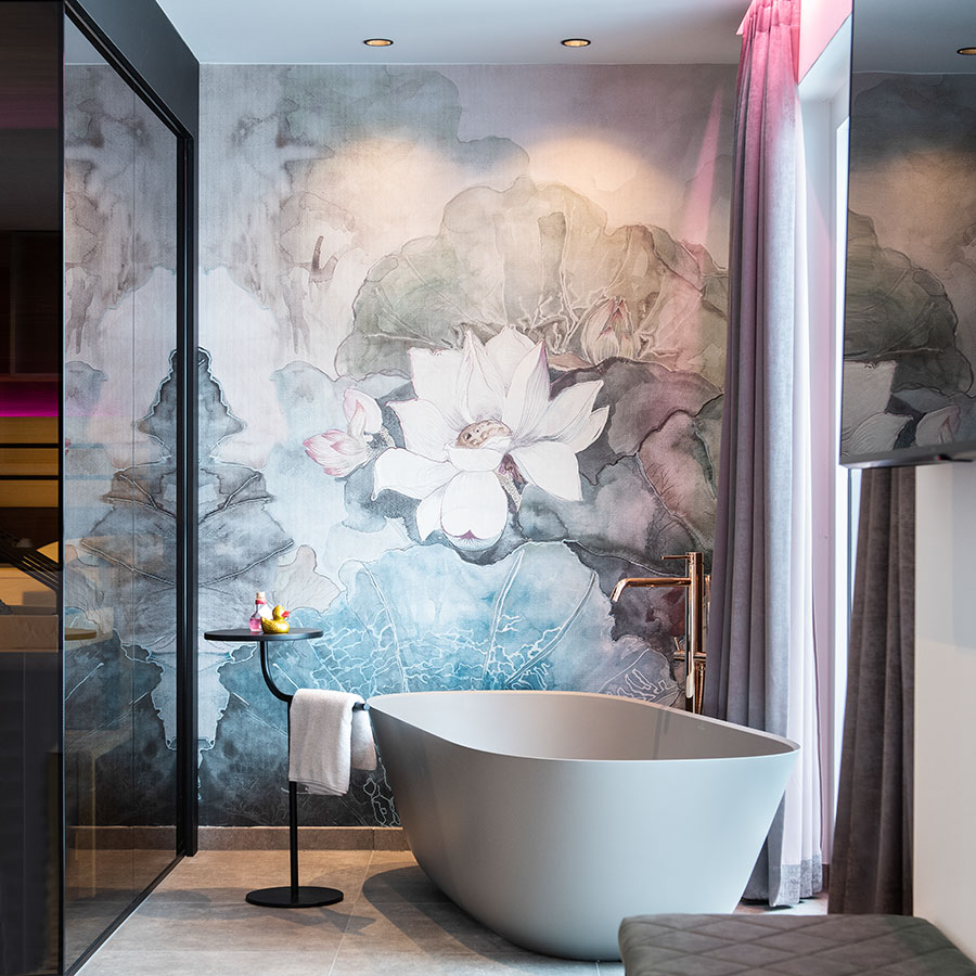 Badewanne und Sauna im Spa Zimmer