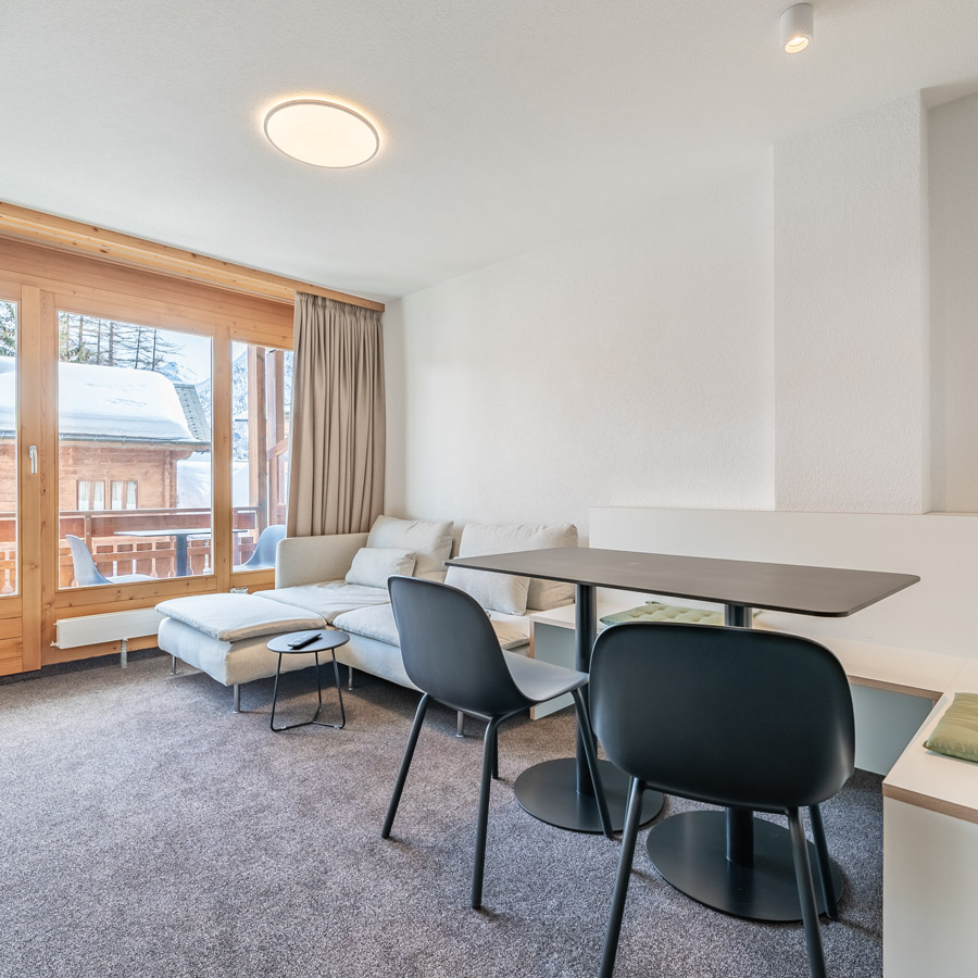 Mitarbeiterwohnung mit Sofa, Esstisch und K&uuml;che