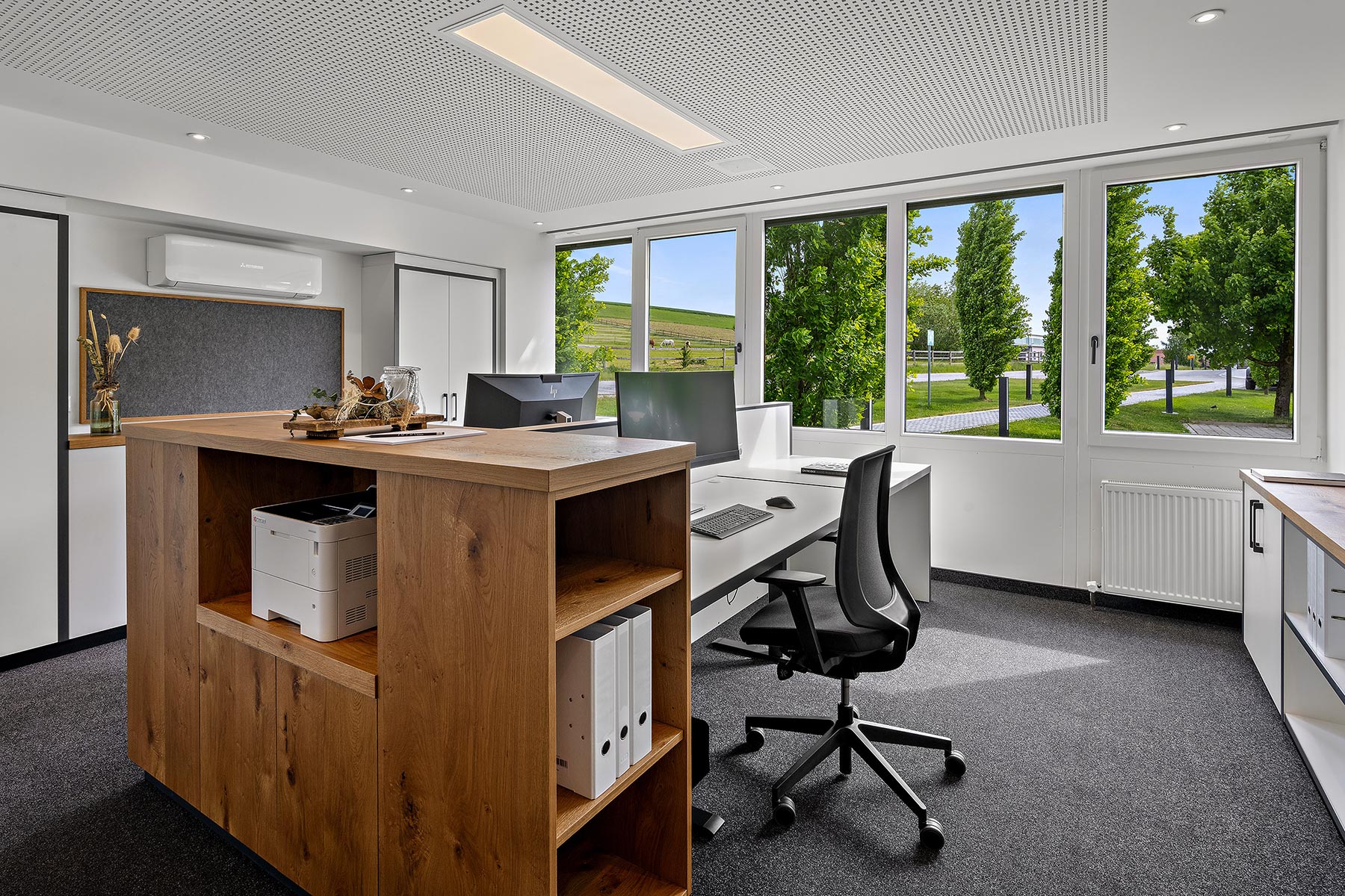 B&uuml;roeinrichtung mit Schreibtisch, Einbauschrank und Sideboard
