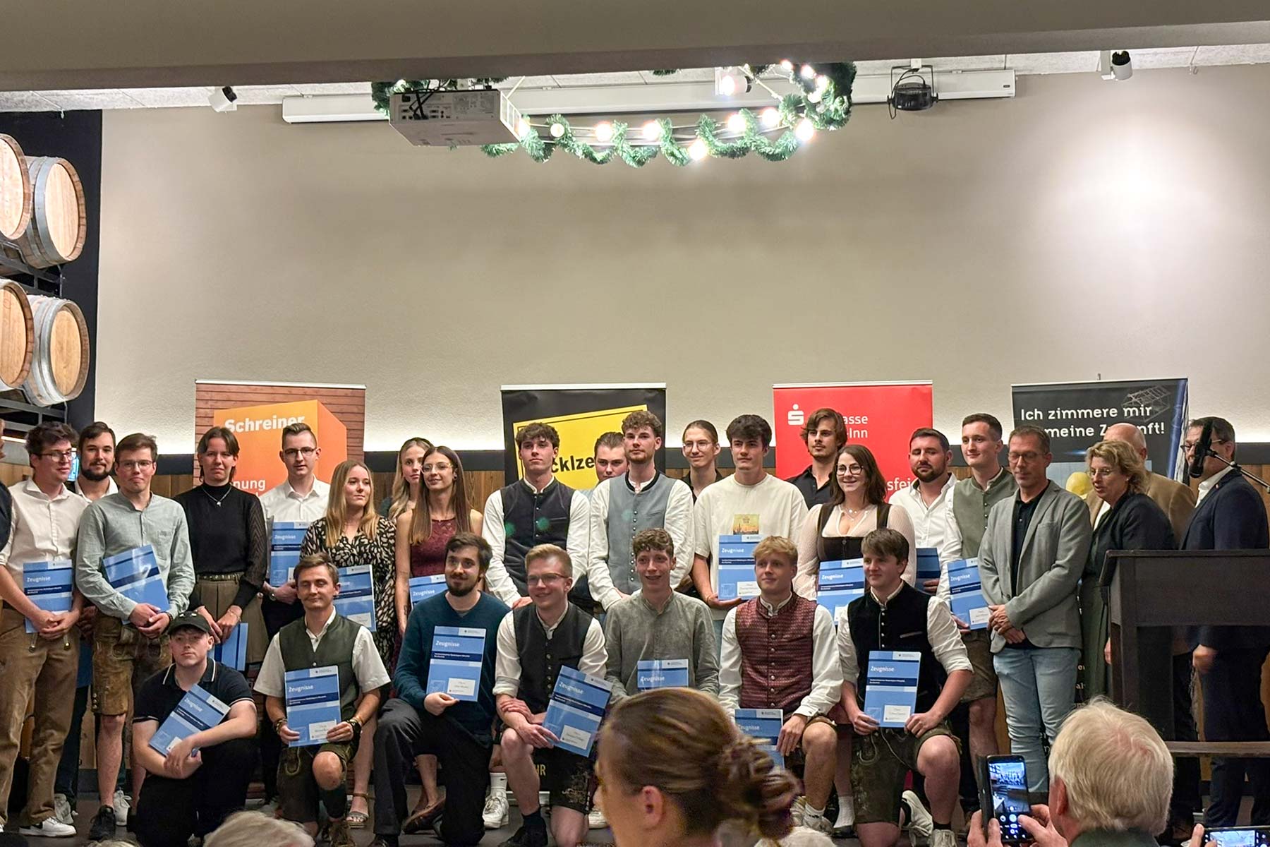Gruppenfoto der Schreiner Auszubildenden bei der Freisprechungsfeier